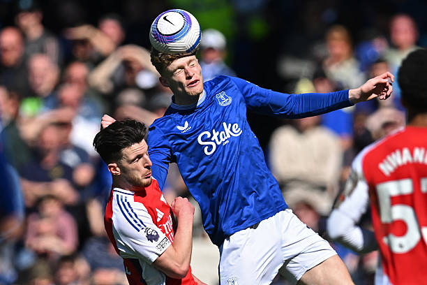 通过引入更 通过引入更